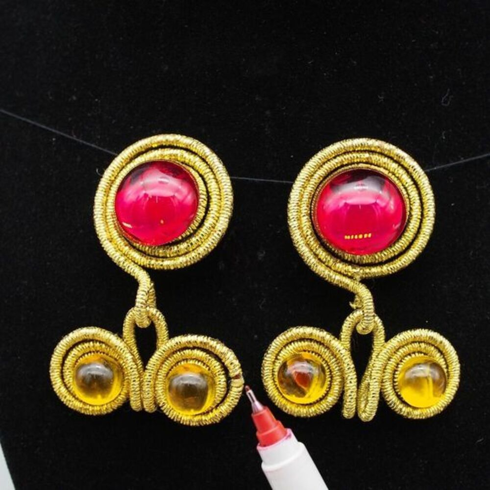 Vintage Clip-On Earrings - Picture 2 of 6